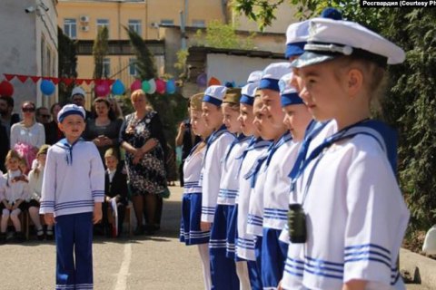 В оккупированном Севастополе Росгвардия встретила "военный парад" в младенческом саду