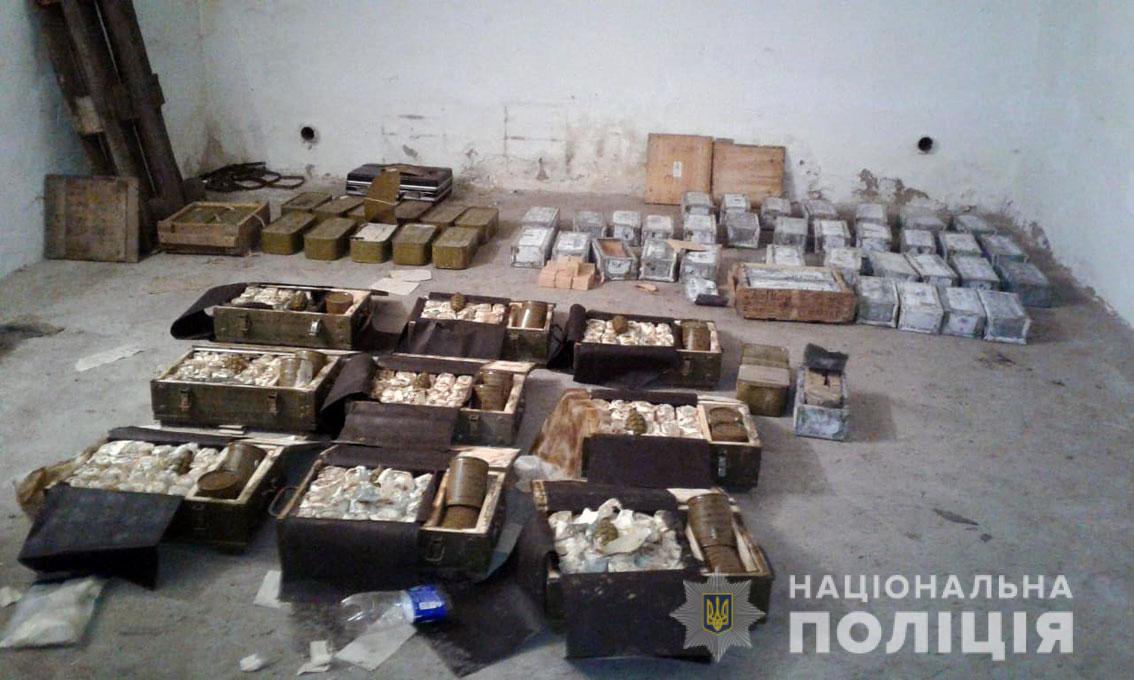 В гараже бывшего военного кладовщика в Прилуках вскрыли 49 ящиков патронов и 175 гранат