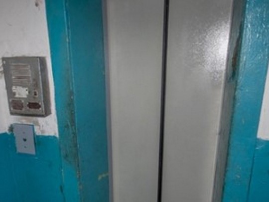 В Днепре оборвался лифт с людами: детали и фото с места ЧП