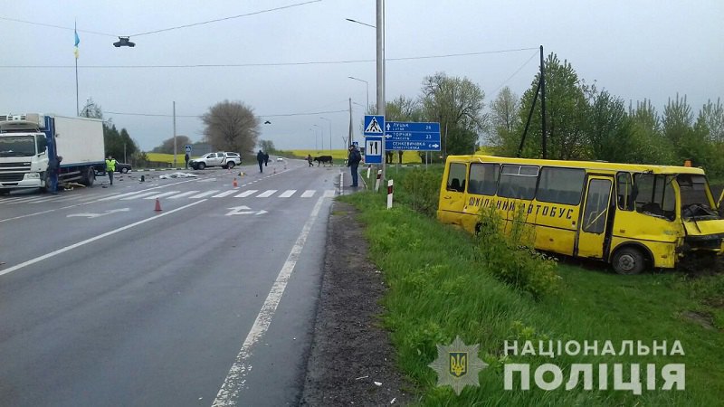 На Волыни грузовик врезался в школьный автобус, водитель погиб