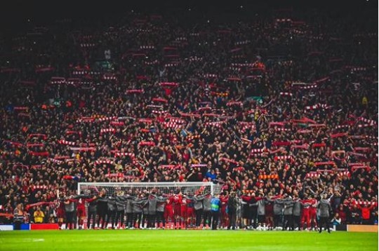 После разгрома «Барселоны» футболисты «Ливерпуля» спели гимн клуба вкупе с фанатами: потрясающее видео