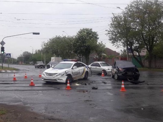 В Мариуполе в ДТП влетел автомобиль полиции, сопутствовавший "скорую" с израненными бойцами: фото с места ЧП