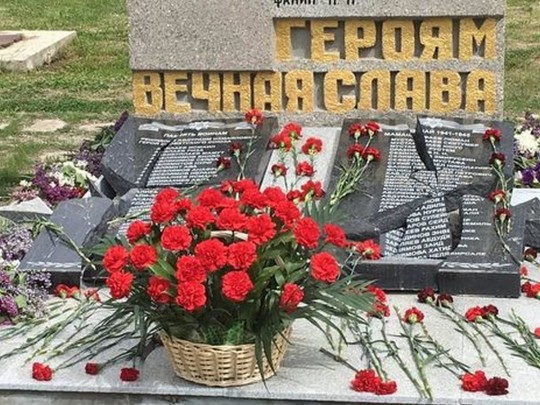Под Севастополем 9 мая безвестные разгромили мемориальную плиту с именами десятков погибших крымских татар