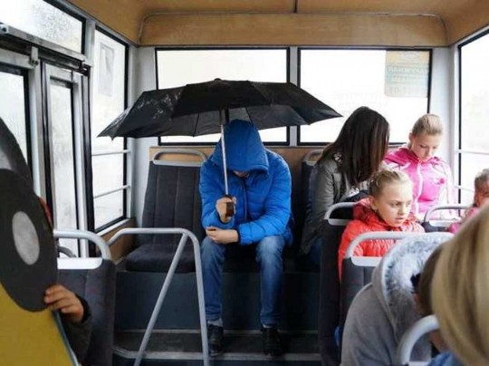 Хоть зонт выказывай: в запорожской маршрутке вода во времена дождя лилась напрямик на пассажиров(видео)