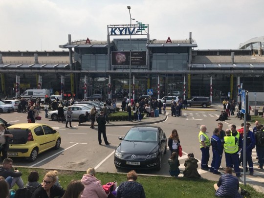 Массовое "минирование" в Киеве: полиция проверяет аэропорт, торговые центры и супермаркеты