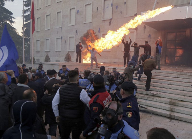 Протестующие в столице Албании подпалили дом парламента