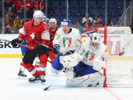 Швейцария забыла девять шайб в стартовой игре на ЧМ по хоккею: видеообзоры матчей