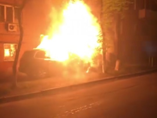 В Киеве сожгли авто политолога Владимира Егорова: видео с места ЧП и его начальный комментарий