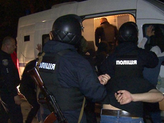 Ночной штурм в Виннице: полиция отколола у рейдеров завод, задержаны 50 человек(видео)