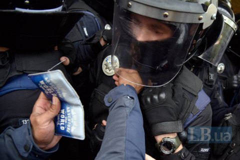Из-за столкновения с активистами под стенами МВД потерпели трое правоохранителей