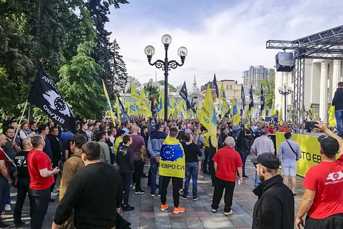 Владельцы "евроблях" перекрыли ул. Грушевского и митингуют под стенами парламента