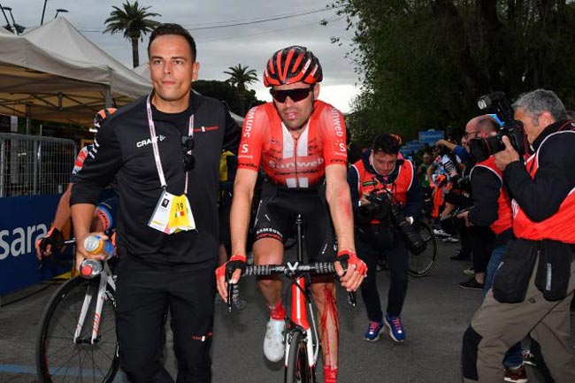 «Джиро д’Италия». Дюмолен попал в завал на четвертом этапе и разбил колено в кров (+Фото)