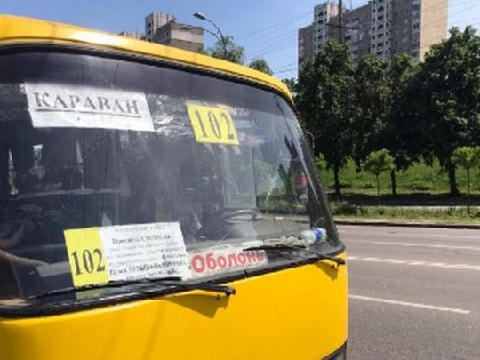 В Киеве маршрутчик зажал крохотного ребятенка дверьми и нахамил его родителям: детали инцидента(фото, видео)