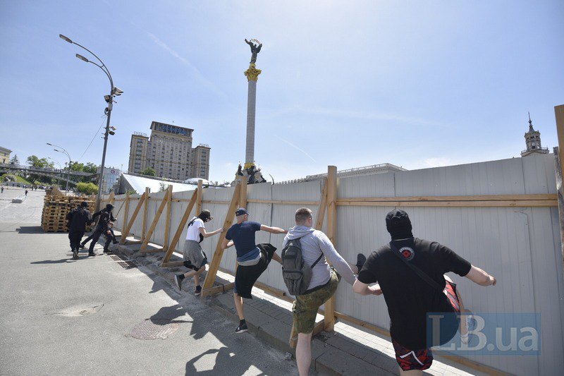На месте сооружения мемориала Героев Небесной сотни в Киеве снесли строительный забор