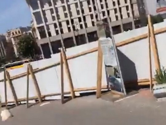 В Киеве активисты снесли забор на Институтской: фото и видео с места событий
