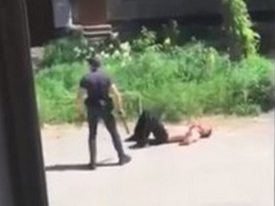 В Запорожье полицейского заподозрили в избиении мужчины дубинкой: в сети показали видео инцидента