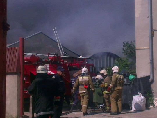 В Одессе вспыхнул масштабный пожар: горит строй не территории бывшей воинской части(фото)