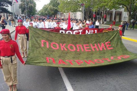 В Севастополе проложили "детский парад" с военной техникой и советской символикой