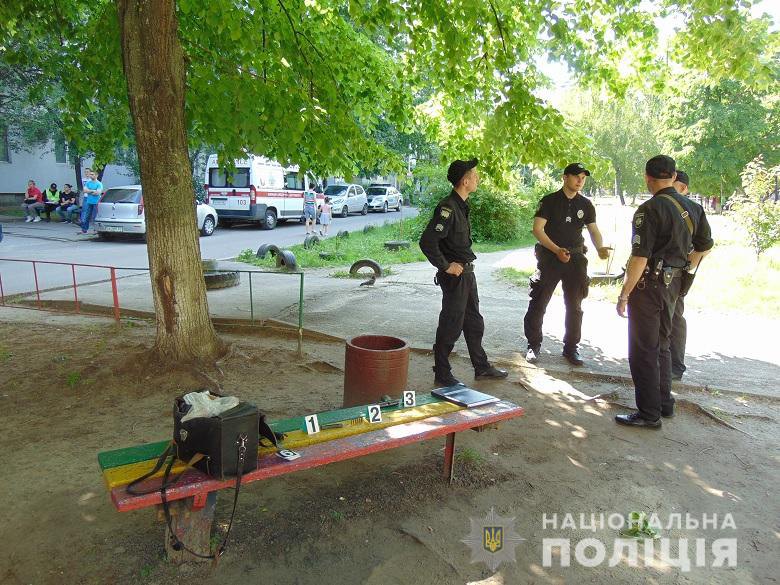 В Киеве на проспекте Правды дядька обделал стрельбу на младенческой площадке
