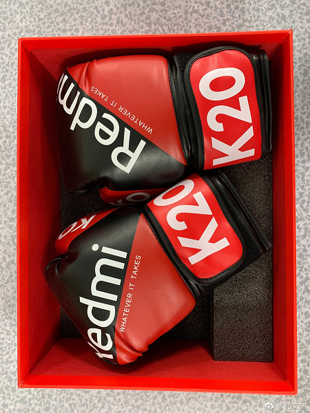 Это не шутка. Журналисты нашли боксерские перчатки в приглашении на презентацию Redmi K20