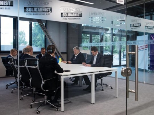 Порошенко переехал с Банковой в сквозистый офис и проложил важную встречу(фото)