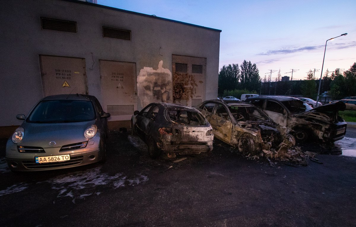 В Киеве на Академика Глушкова сгорело 5 машин