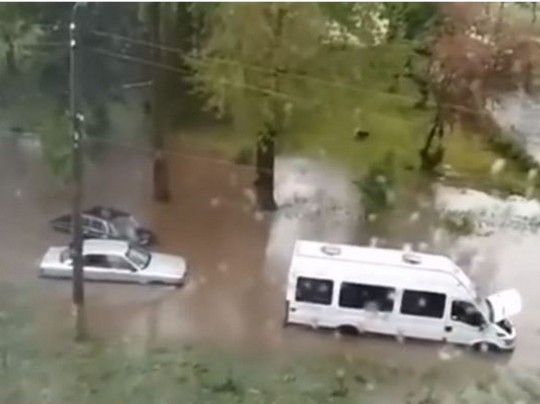 ЧП в Калуше: мужчину снесло водой в реку после ливня