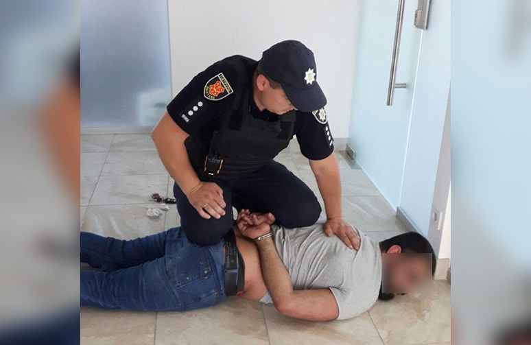 Вісті з Полтави - У Полтаві в офісному центрі затримали іноземця з пістолетом і гранатою