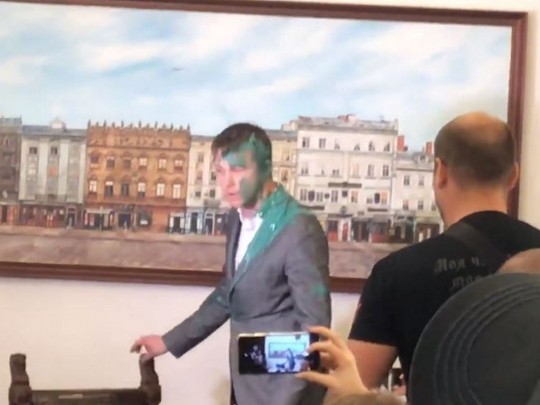 Зама Садового во Львове обдали краской(фото, видео)