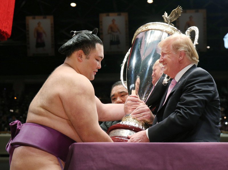 Трамп в Японии вручил гигантский кубок чемпиону по сумо