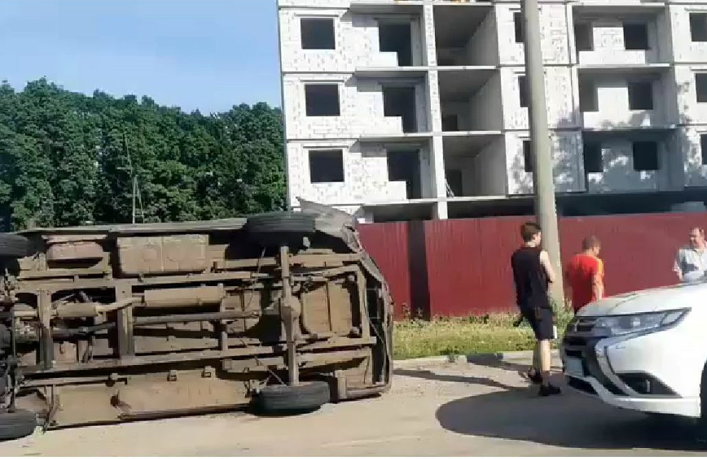 Вісті з Полтави - У Полтаві біля пивзаводу після зіткнення з вантажівкою перекинулася «ГАЗель»