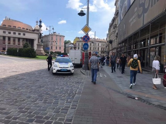 В фокусе Львова бабе на голову упал камень(фото)