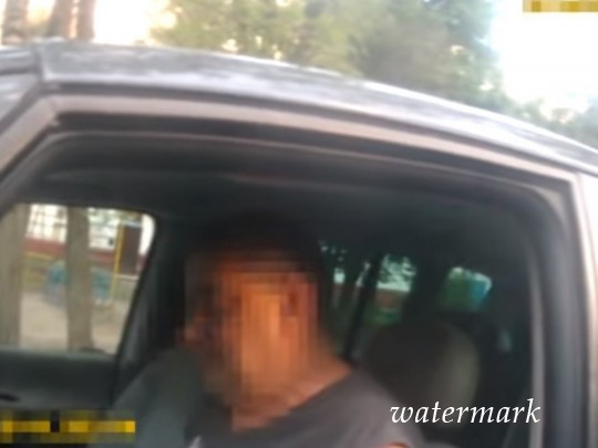 Выпивал водку напрямик за рулем: на Луганщине неадекватный водитель обделал гонки с полицией(видео)