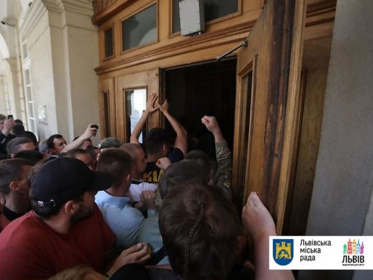 В мэрии Львова выломали двери и обделали потасовку: детали и видео с места событий