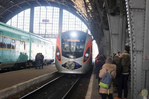 Скоростной поезд "Львов - Киев" забросали камнями и разгромили лобовое стекло
