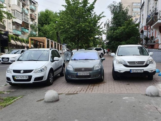 Миновать попросту негде: сеть возмутили "герои парковки" в фокусе Киева
