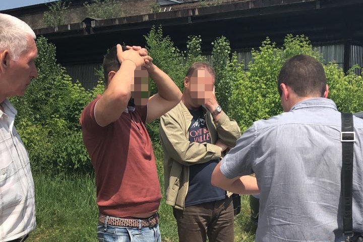 Двух сотрудников "Укрзализныци" застопорили за взятку 270 тысяч гривен