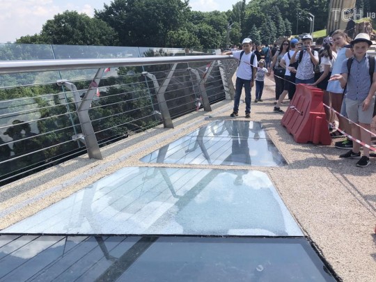Ограждение – не помеха: сеть возмутило поведение людей на новоиспеченном стеклянном мосту в Киеве