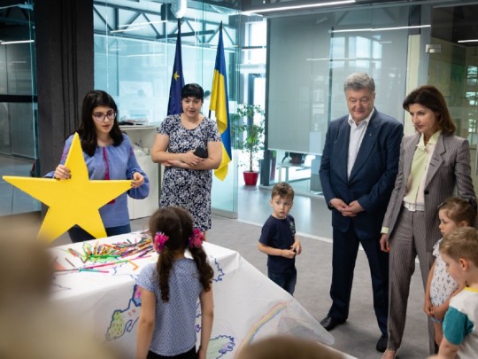 Порошенко организовал младенческий праздник в офисе партии "Европейская Солидарность"(фото, видео)