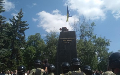 Протесты в Харькове: Снесли памятник Жукову