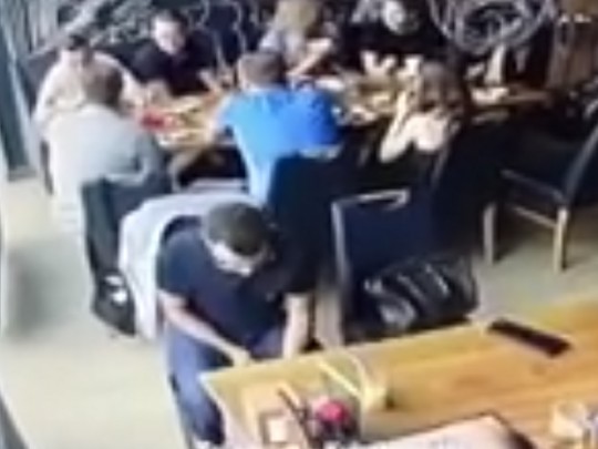 Обчистили "карманы" за почитанные минуты: в сети показали видео грубой кражи в киевском кафе
