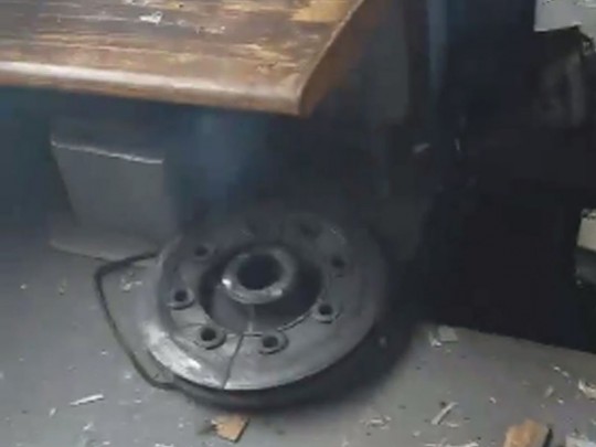 Под Харьковом у электрички оторвалось колесо и залетело в вагон(видео)