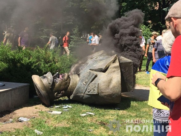 В РФ призвали Зеленского наказать активистов за снос монумента Жукова в Харькове