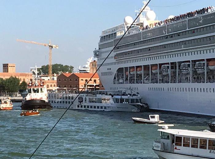 В Венеции круизный лайнер столкнулся с прогулочным теплоходом