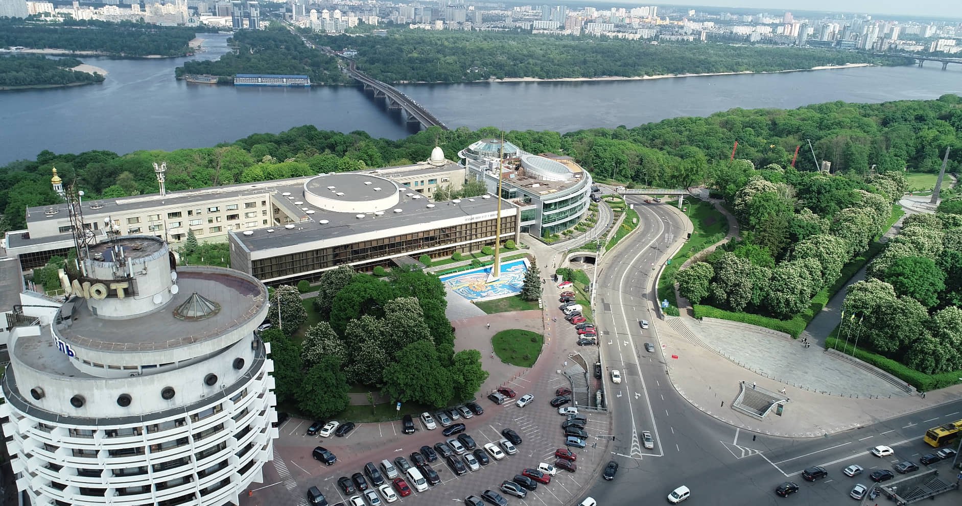В Киеве после реставрации отворили фонтаны перед Дворцом детей