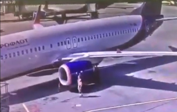 Работника аэропорта выгнали за "футбол" у самолета