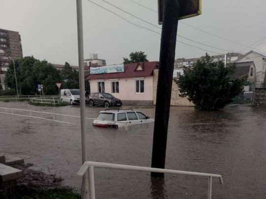 Машины по окна в воде: в сети показали фото и видео жуткого ливня на Буковине