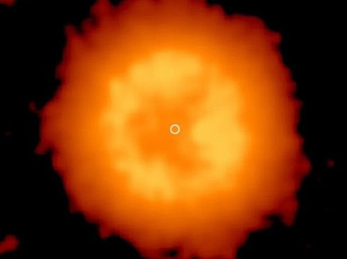 Звезда J005311 в недрах туманности