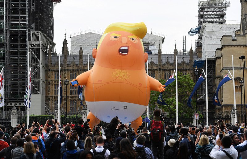 ​В Лондоне на демонстрации надули воздушный шар в облике "малыша Трампа"