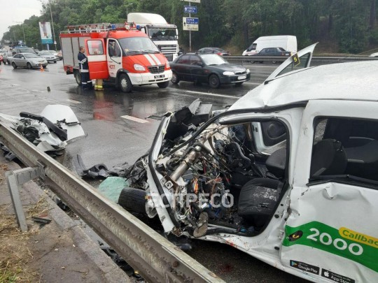 Людей вырезали из авто: в Киеве таксомотор влетело в трактор(фото, видео)